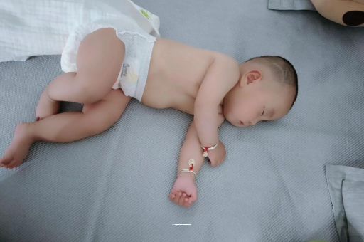 供卵助孕联系方式宝宝头上长痱子